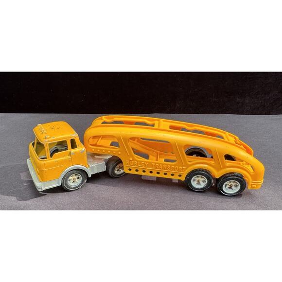 1950's Hubley Yellow Metal Truck Cab and Plastic Car Transport Trailer -OS4